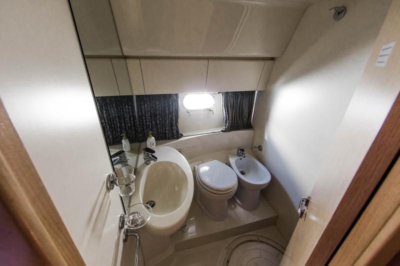 Book yachts online - motorboat - Ferretti 460 - Bluebell - rent