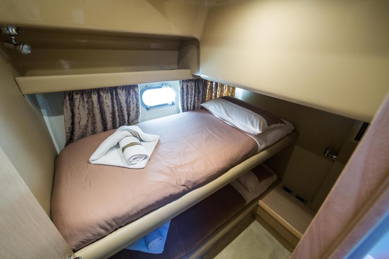 Book yachts online - motorboat - Ferretti 460 - Bluebell - rent