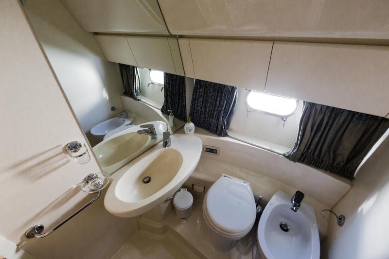 Book yachts online - motorboat - Ferretti 460 - Bluebell - rent