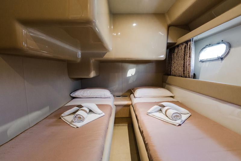 Book yachts online - motorboat - Ferretti 460 - Bluebell - rent