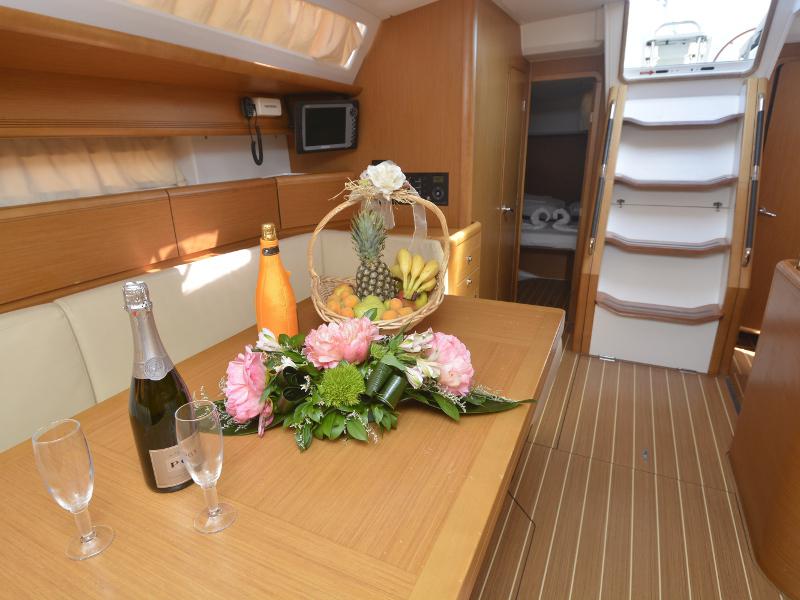 Book yachts online - sailboat - Jeanneau 53 - Žan - rent