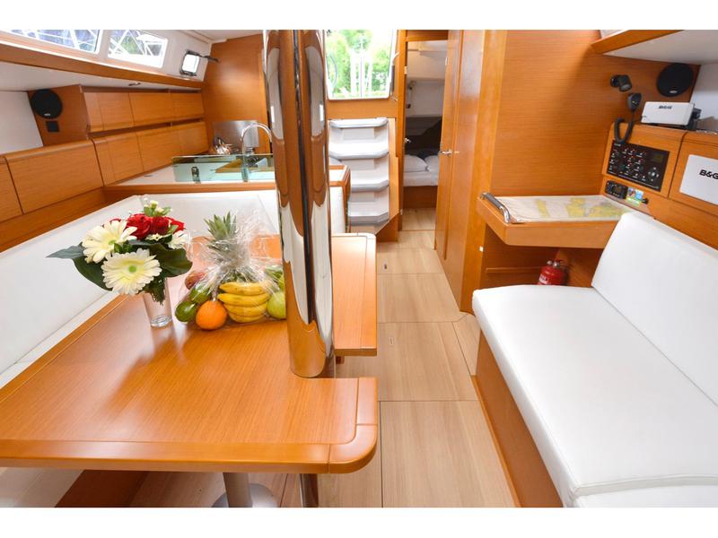 Book yachts online - sailboat - Sun Odyssey 389 - Bravo Kiss - rent