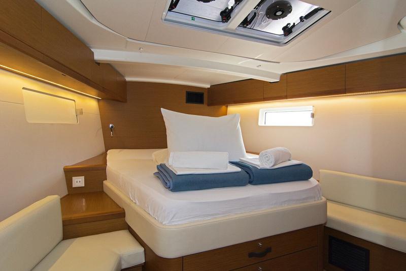 Book yachts online - sailboat - Jeanneau 51 "LUXE" - Alkatan - rent