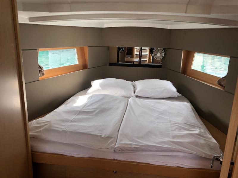 Book yachts online - sailboat - Oceanis 38.1 - Foxy - rent