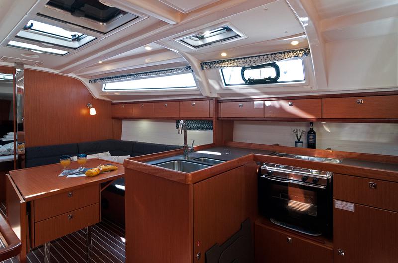 Book yachts online - sailboat - Bavaria 37 Cruiser - Adria Sun - rent