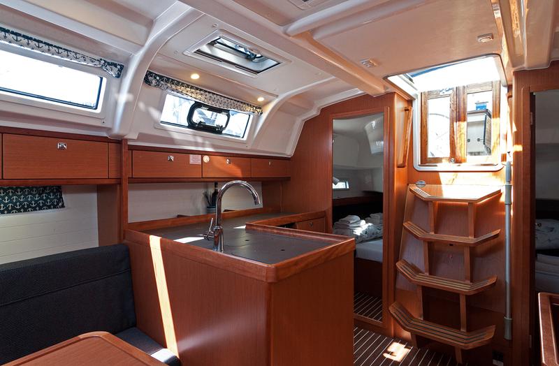 Book yachts online - sailboat - Bavaria 37 Cruiser - Adria Sun - rent