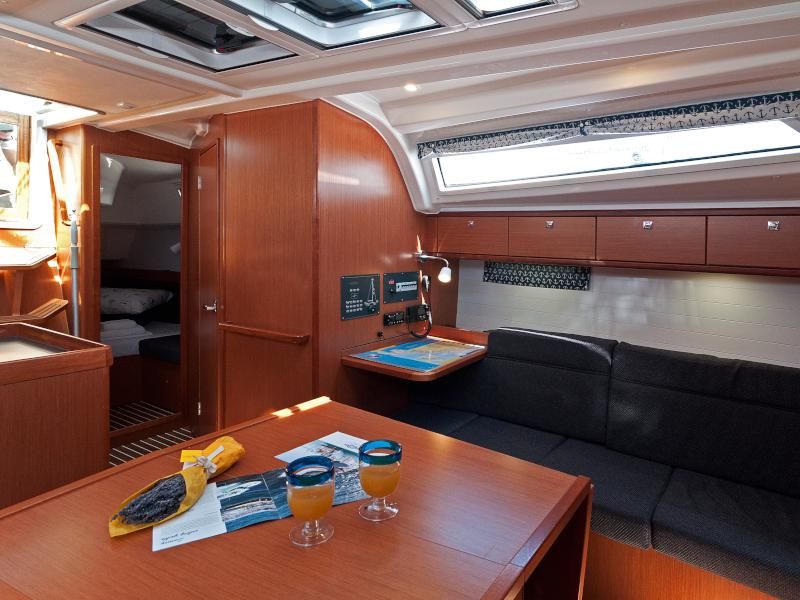 Book yachts online - sailboat - Bavaria 37 Cruiser - Adria Sun - rent