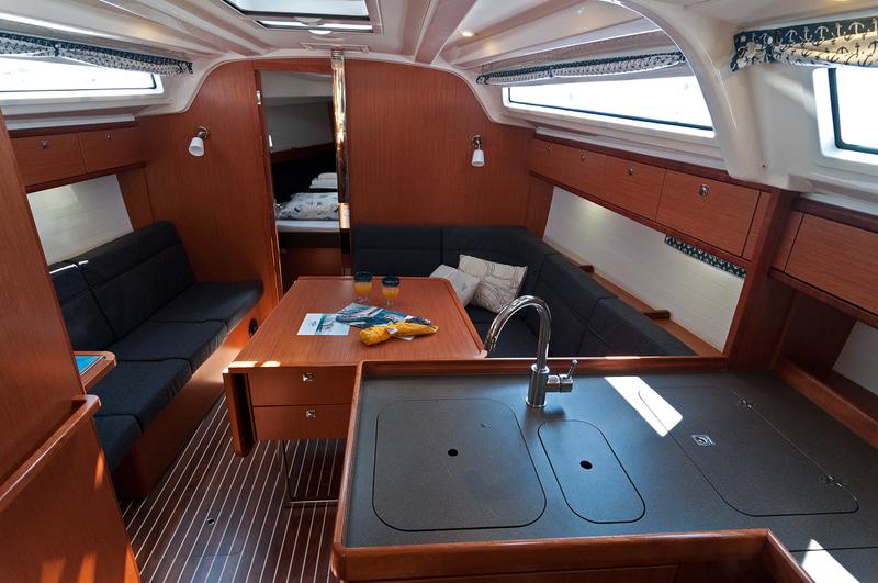 Book yachts online - sailboat - Bavaria 37 Cruiser - Adria Sun - rent