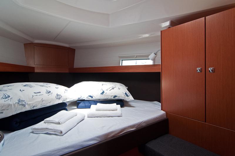 Book yachts online - sailboat - Bavaria 37 Cruiser - Adria Nina - rent