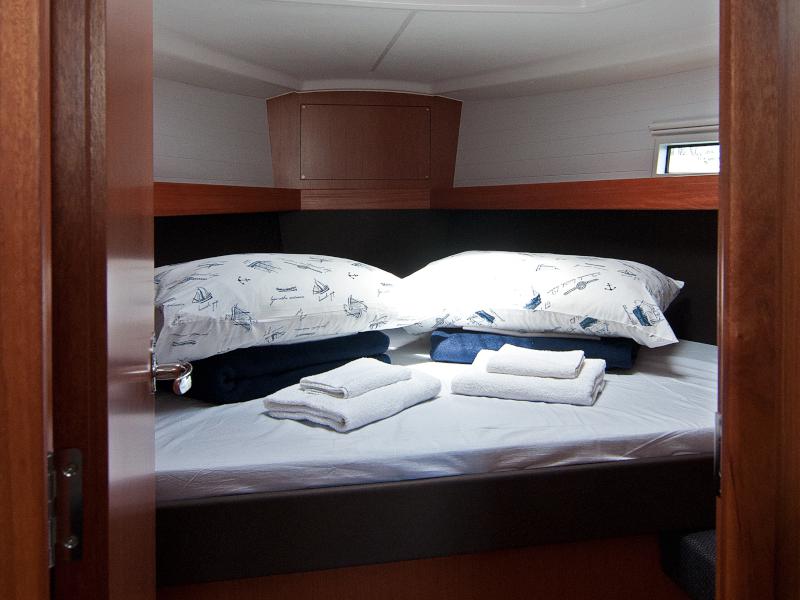 Book yachts online - sailboat - Bavaria 37 Cruiser - Adria Nina - rent