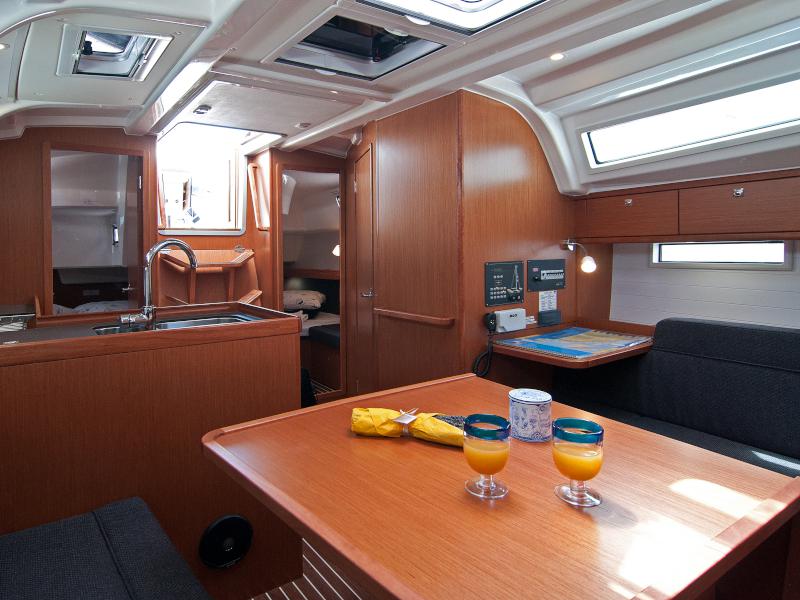 Book yachts online - sailboat - Bavaria 37 Cruiser - Adria Nina - rent