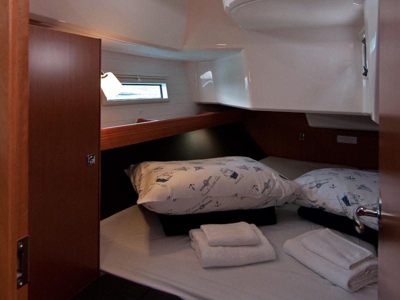 Book yachts online - sailboat - Bavaria 37 Cruiser - Adria Nina - rent