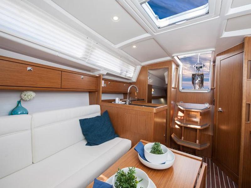 Book yachts online - sailboat - Bavaria Cruiser 33 - Adria Breeze - rent