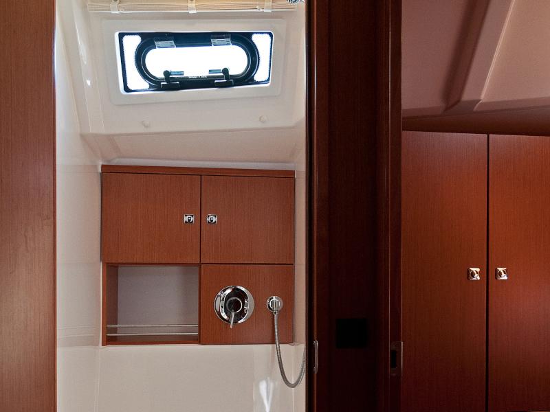 Book yachts online - sailboat - Bavaria Cruiser 46 - Adria Wind - rent