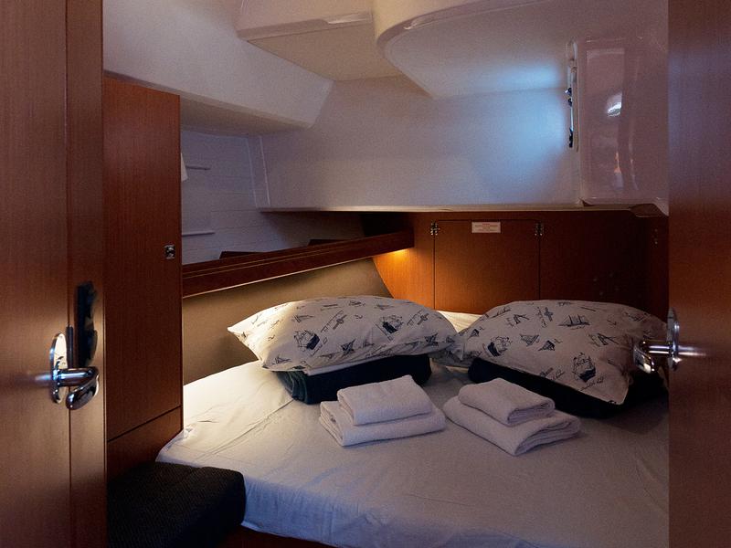 Book yachts online - sailboat - Bavaria Cruiser 46 - Adria Wind - rent