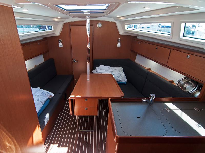 Book yachts online - sailboat - Bavaria Cruiser 34 - Adria Tina - rent