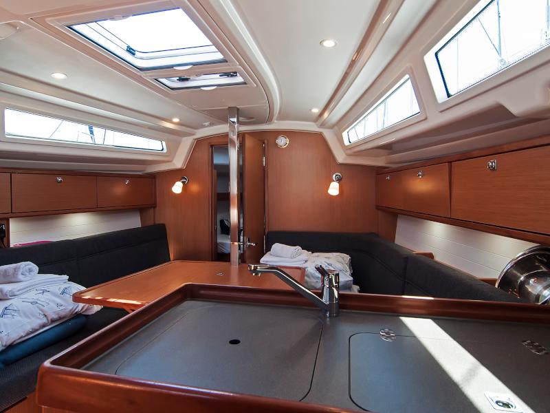 Book yachts online - sailboat - Bavaria Cruiser 34 - Adria Tina - rent