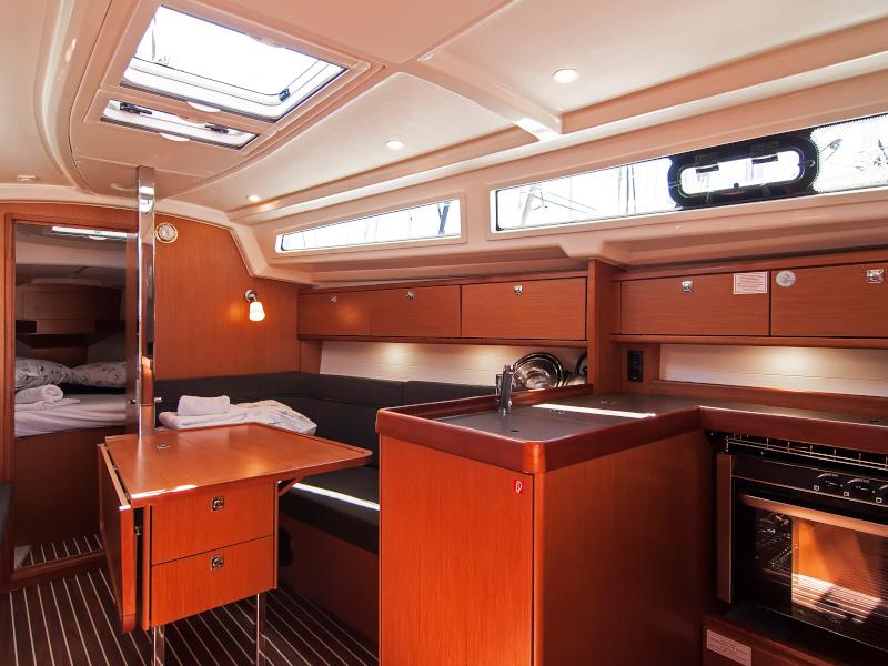 Book yachts online - sailboat - Bavaria Cruiser 34 - Adria Tina - rent