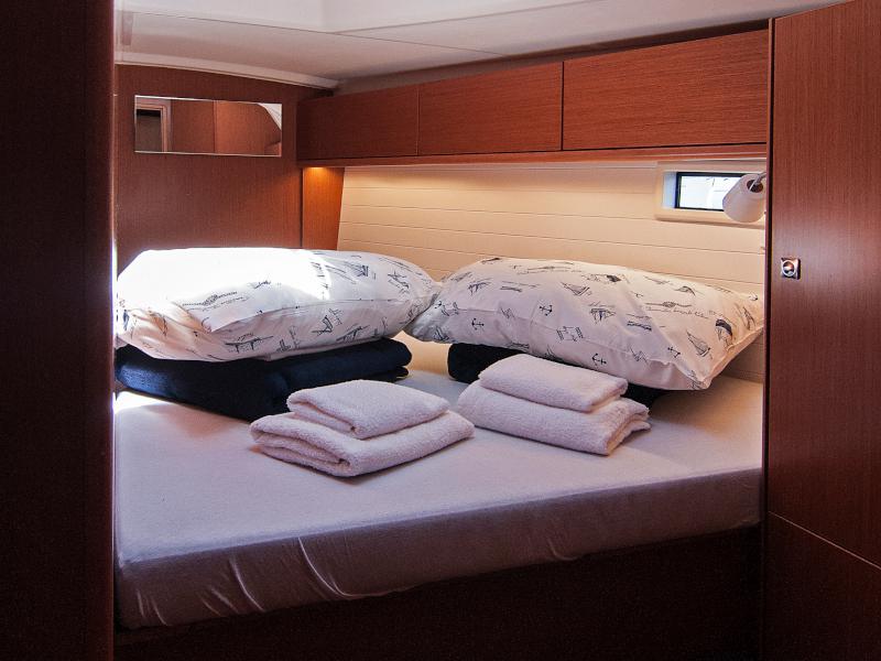 Book yachts online - sailboat - Bavaria Cruiser 46 - Adria Kristina - rent