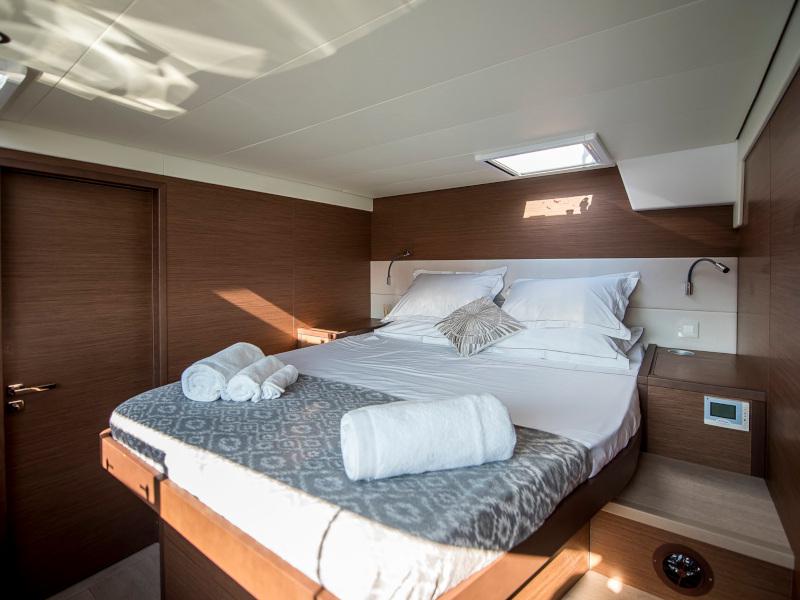 Book yachts online - catamaran - Lagoon 560 S2 - Boom - rent