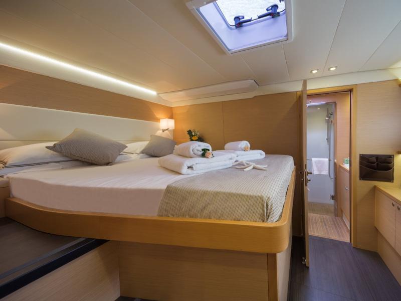 Book yachts online - catamaran - Lagoon 62 - 5 cabin version - Selene - rent