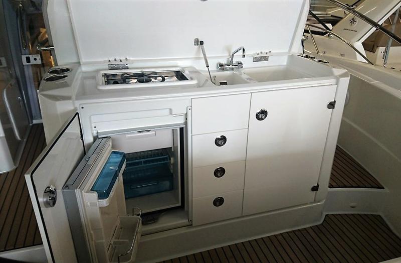 Book yachts online - motorboat - Jeanneau Cap Camarat 10.5 WA - Jeanneau Cap Camarat 10.5 WA - rent