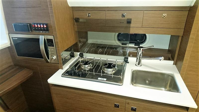 Book yachts online - motorboat - Jeanneau Cap Camarat 10.5 WA - Jeanneau Cap Camarat 10.5 WA - rent