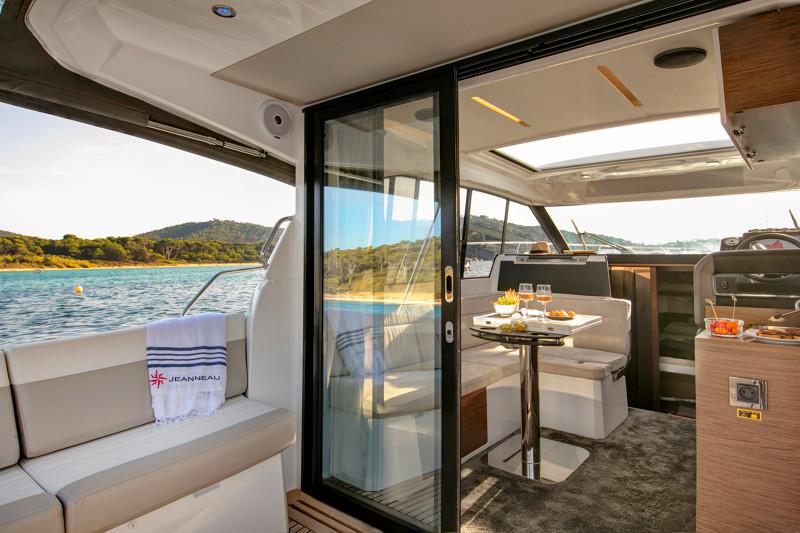 Book yachts online - motorboat - Jeanneau NC 33 - Jeanneau NC 33 - rent
