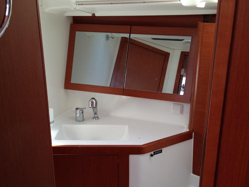 Book yachts online - sailboat - Oceanis 45 - Aeolian Wind - rent