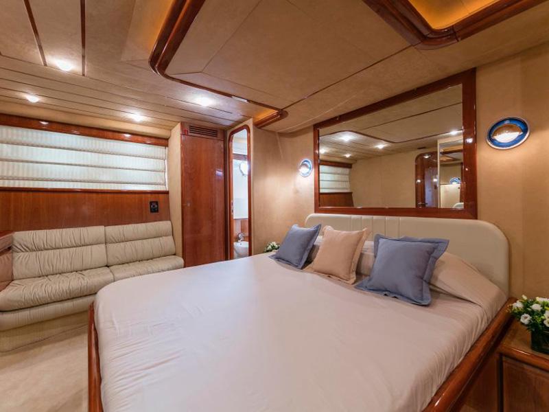 Book yachts online - motorboat - Ferretti 680 - Sadaqa - rent