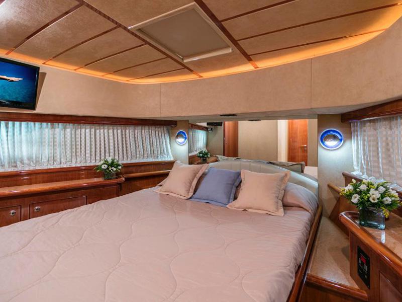 Book yachts online - motorboat - Ferretti 680 - Sadaqa - rent