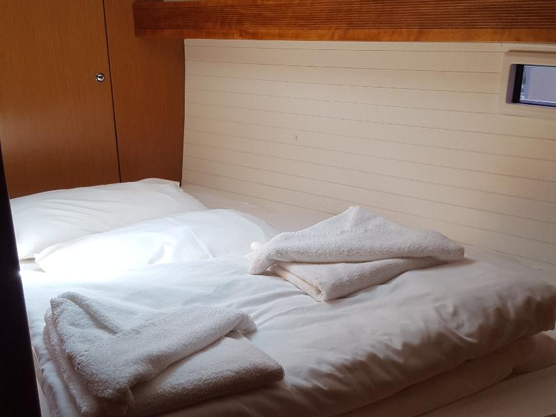 Book yachts online - sailboat - Bavaria 45 Cruiser - Kristina of Sweden - rent