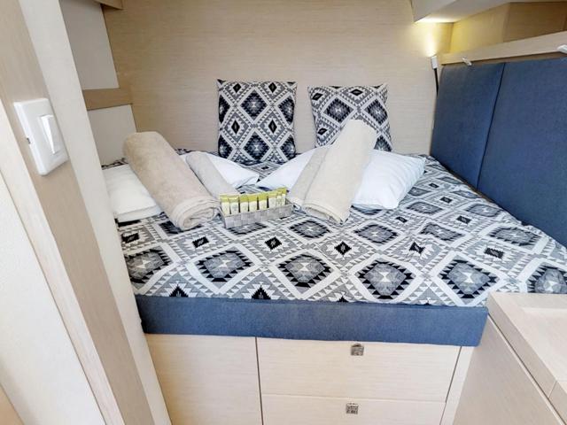 Book yachts online - catamaran - Fountaine Pajot 47 SAONA(GEN,AC,WATERMAKER) - Aqua - rent