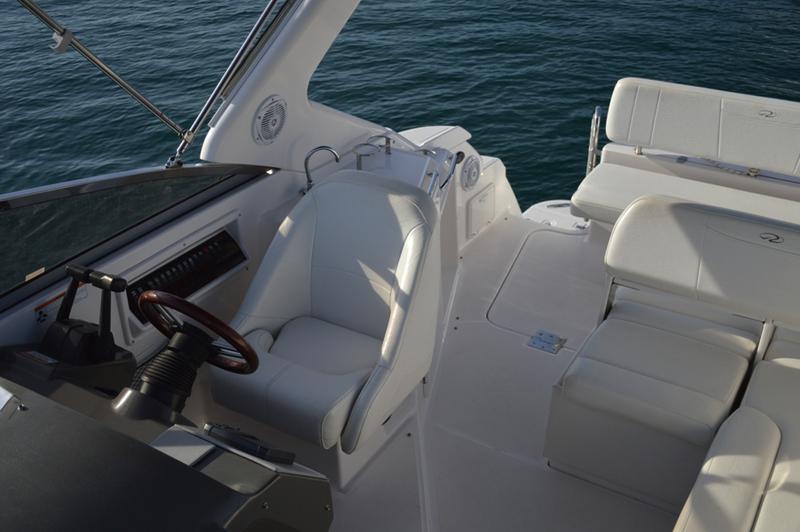 Book yachts online - motorboat - Regal Commodore 2860 - 1115 VD - rent