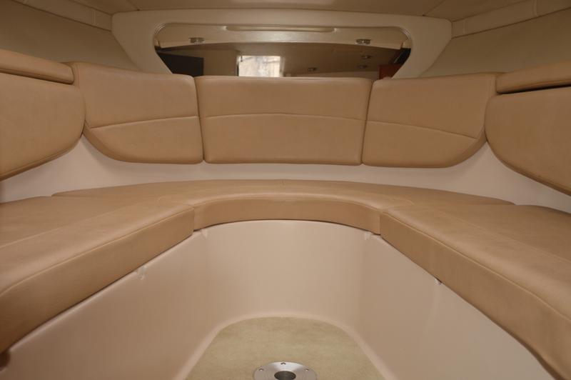 Book yachts online - motorboat - Regal Commodore 2860 - 1115 VD - rent