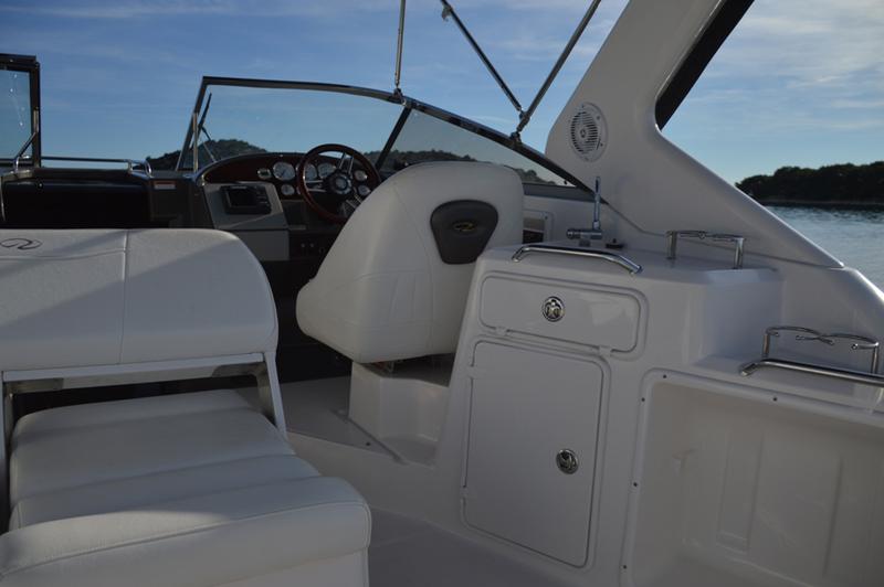 Book yachts online - motorboat - Regal Commodore 2860 - 1115 VD - rent