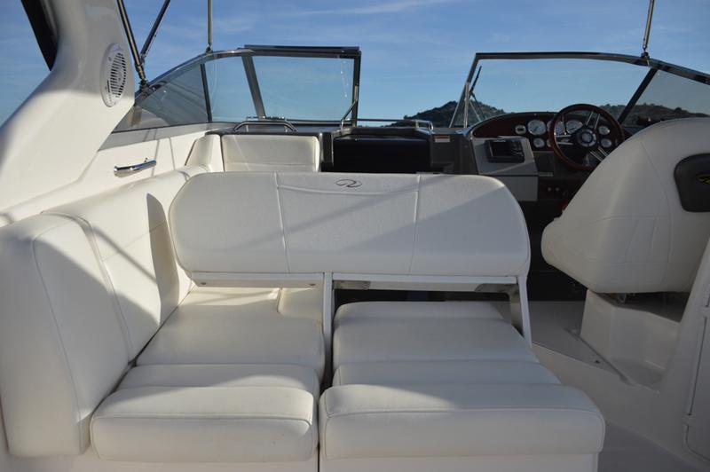 Book yachts online - motorboat - Regal Commodore 2860 - 1115 VD - rent
