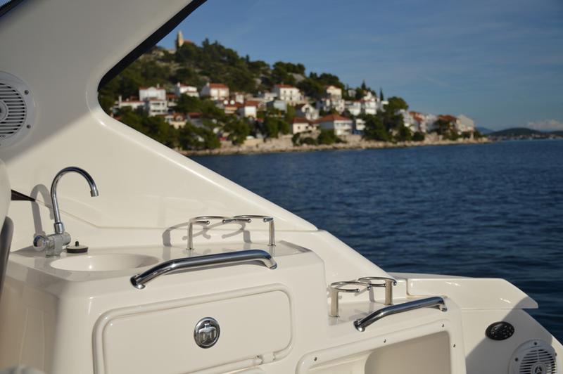 Book yachts online - motorboat - Regal Commodore 2860 - 1115 VD - rent