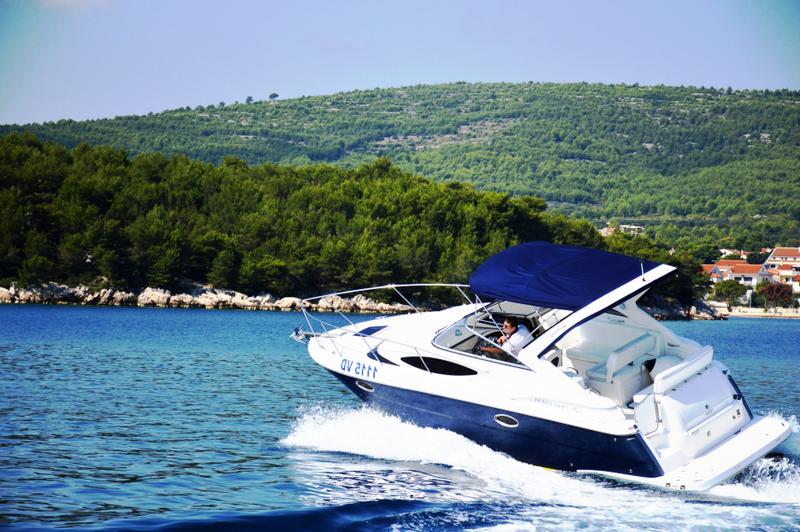 Book yachts online - motorboat - Regal Commodore 2860 - 1115 VD - rent