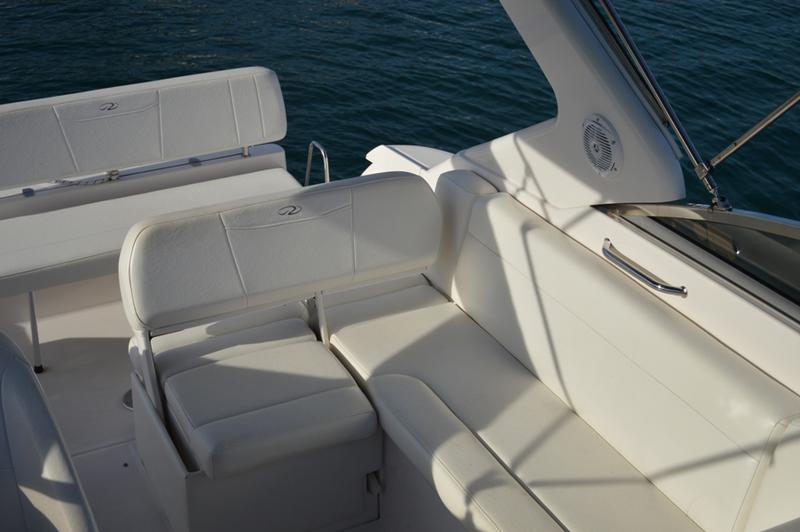 Book yachts online - motorboat - Regal Commodore 2860 - 1115 VD - rent
