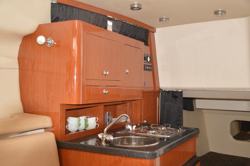 Book yachts online - motorboat - Regal Commodore 2860 - 1115 VD - rent