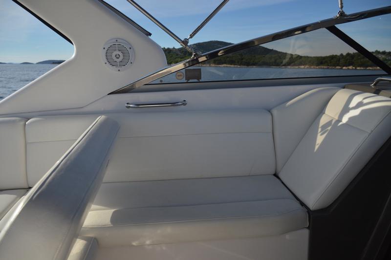 Book yachts online - motorboat - Regal Commodore 2860 - 1115 VD - rent