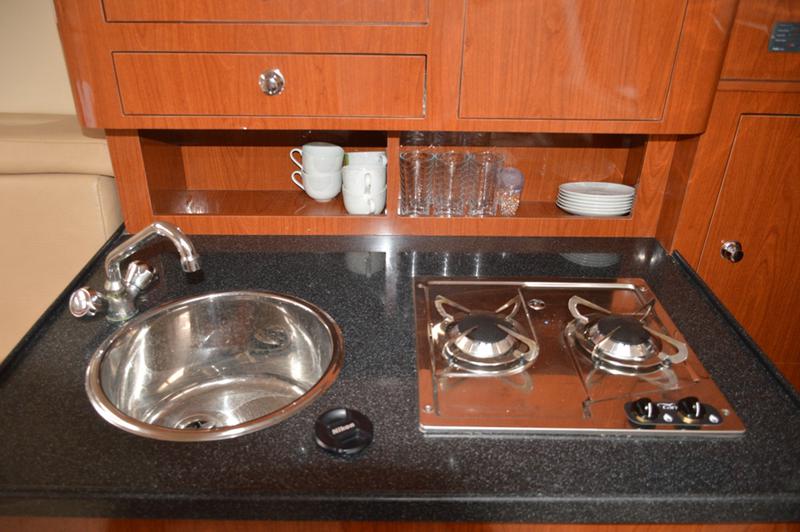 Book yachts online - motorboat - Regal Commodore 2860 - 1115 VD - rent