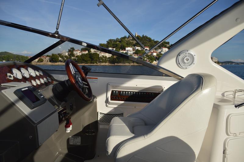 Book yachts online - motorboat - Regal Commodore 2860 - 1115 VD - rent