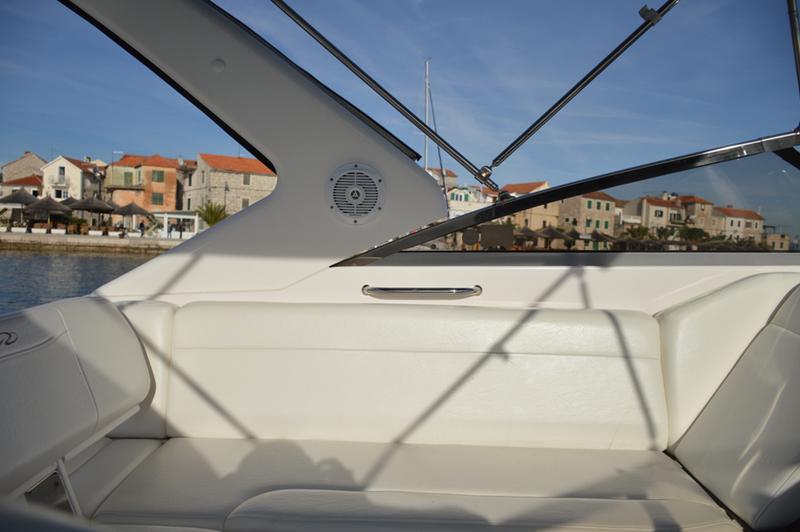 Book yachts online - motorboat - Regal Commodore 2860 - 1115 VD - rent