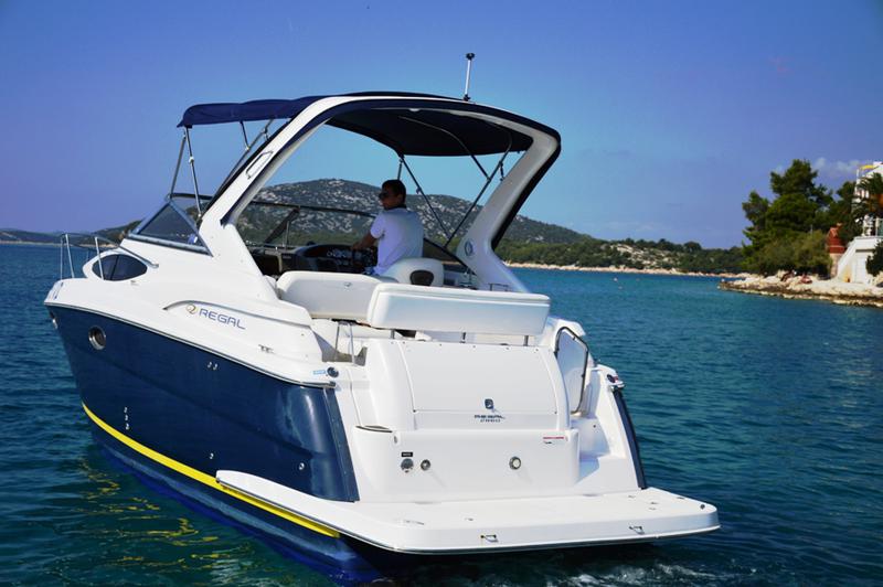 Book yachts online - motorboat - Regal Commodore 2860 - 1115 VD - rent