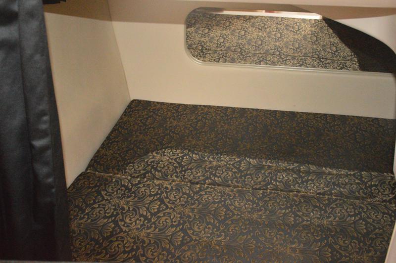 Book yachts online - motorboat - Regal Commodore 2860 - 1115 VD - rent