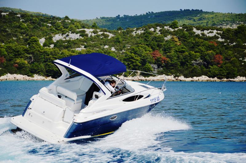 Book yachts online - motorboat - Regal Commodore 2860 - 1115 VD - rent