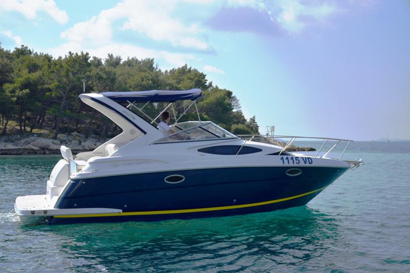 Book yachts online - motorboat - Regal Commodore 2860 - 1115 VD - rent