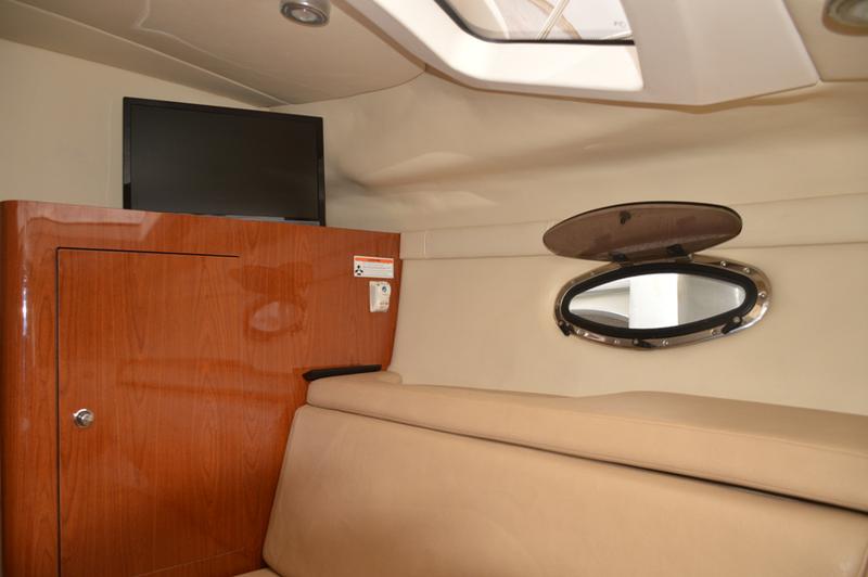 Book yachts online - motorboat - Regal Commodore 2860 - 1115 VD - rent